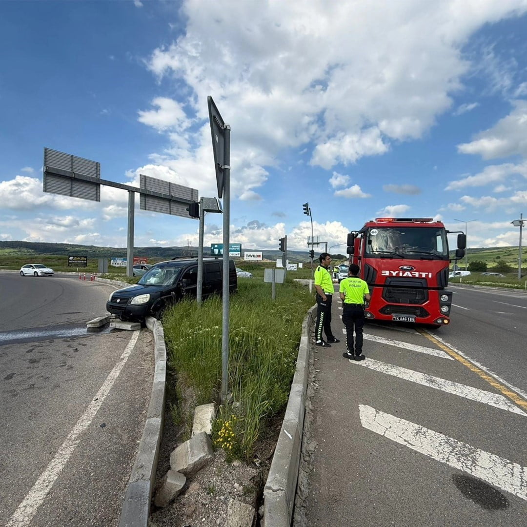 BOLU'DA REFÜJE ÇIKAN HAFİF TİCARİ ARACIN SÜRÜCÜSÜ YARALANDI.