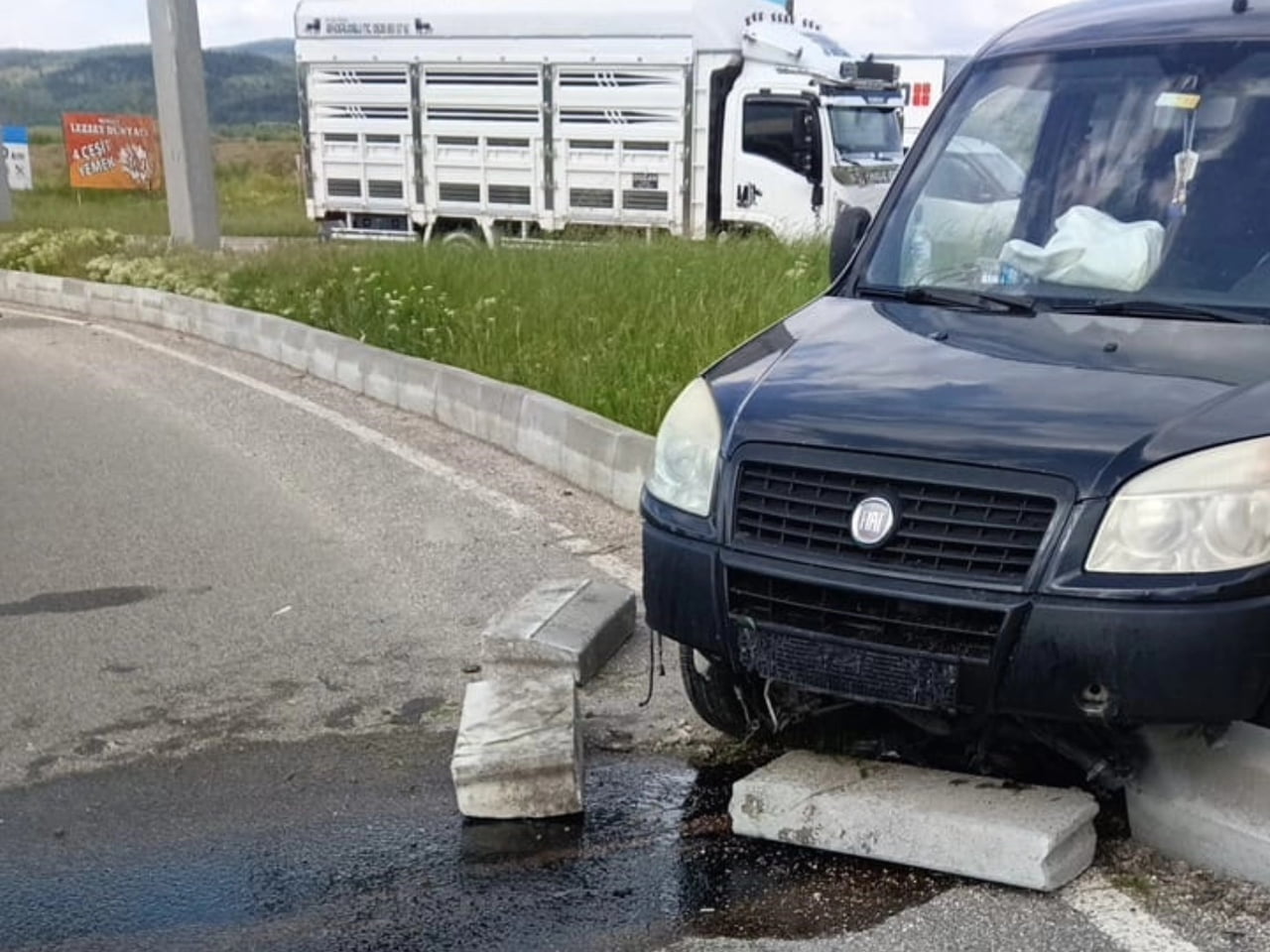 BOLU'DA REFÜJE ÇIKAN HAFİF TİCARİ ARACIN SÜRÜCÜSÜ YARALANDI.