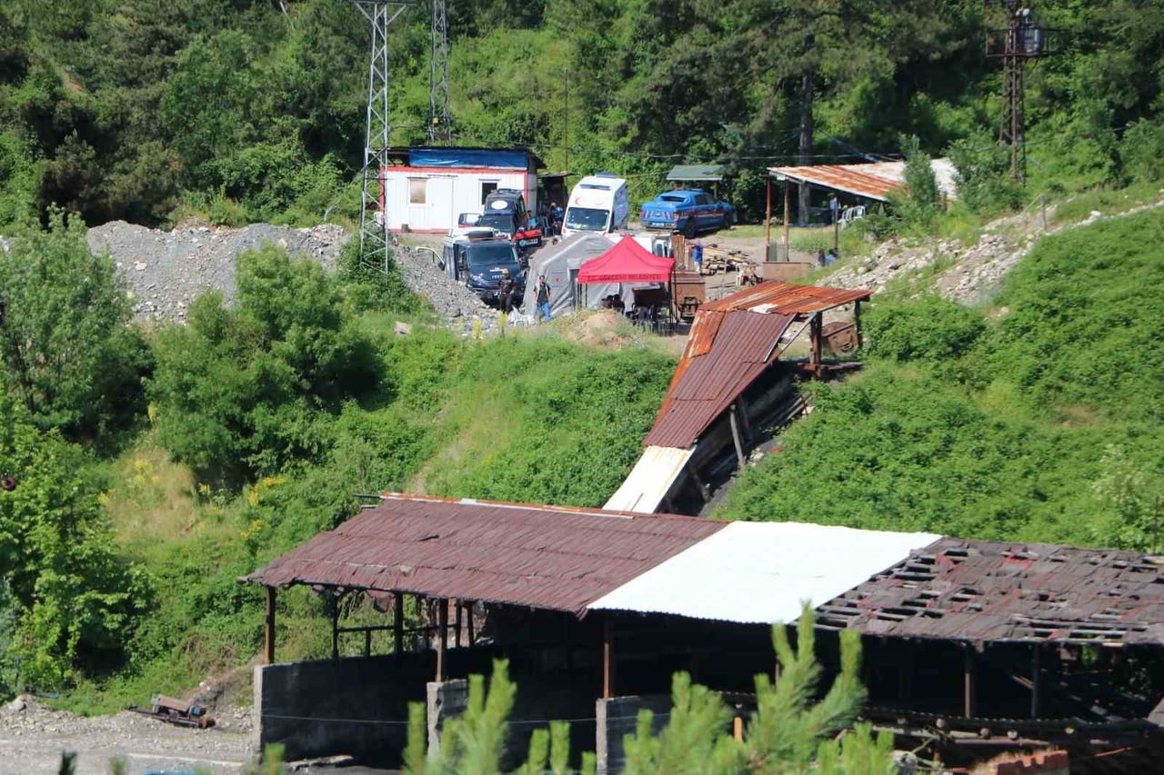 BOLU'NUN MENGEN İLÇESİNDE ÖZEL BİR MADEN OCAĞINDA MEYDANA GELEN GÖÇÜKLE İLGİLİ GÖZALTINA ALINAN 4...
