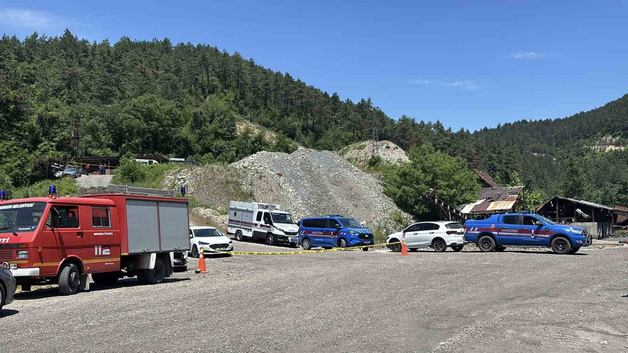 BOLU'NUN MENGEN İLÇESİNDE YANAR ELMAS MADENCİLİK FİRMASINA AİT GÖÇÜĞÜN YAŞANDIĞI MADEN OCAĞININ...