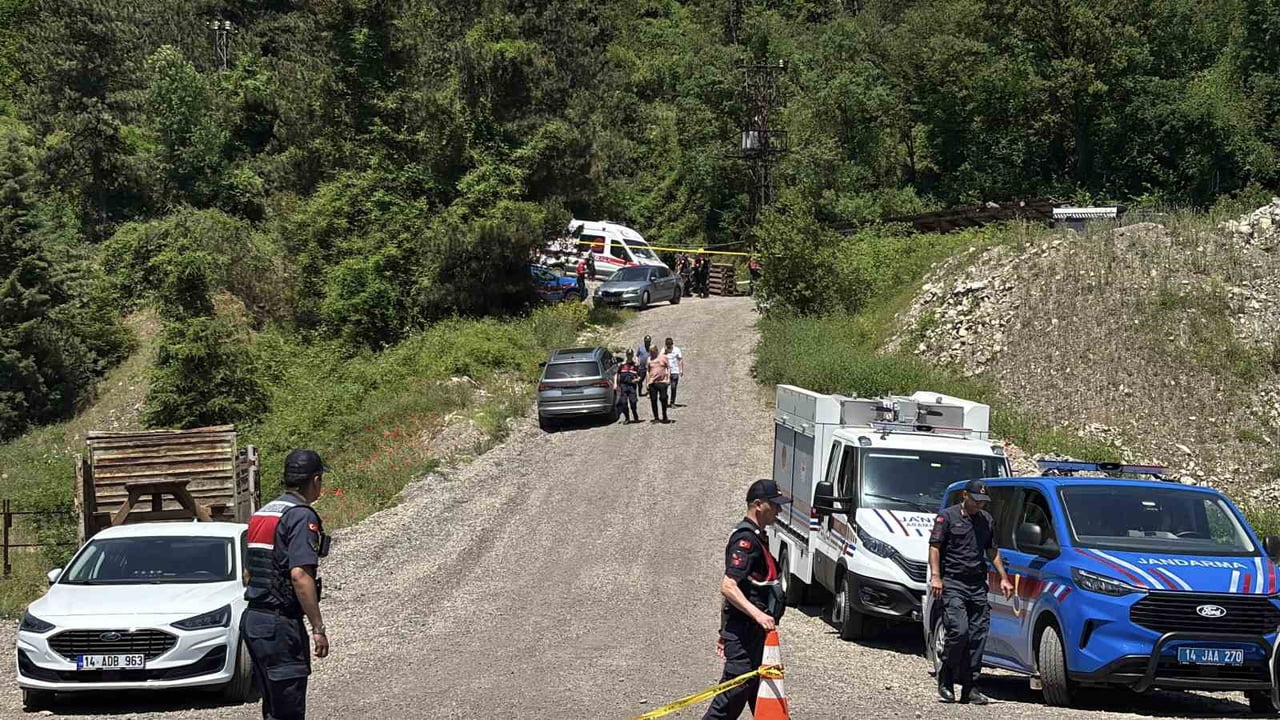 BOLU'NUN MENGEN İLÇESİNDE YANAR ELMAS MADENCİLİK FİRMASINA AİT GÖÇÜĞÜN YAŞANDIĞI MADEN OCAĞININ...