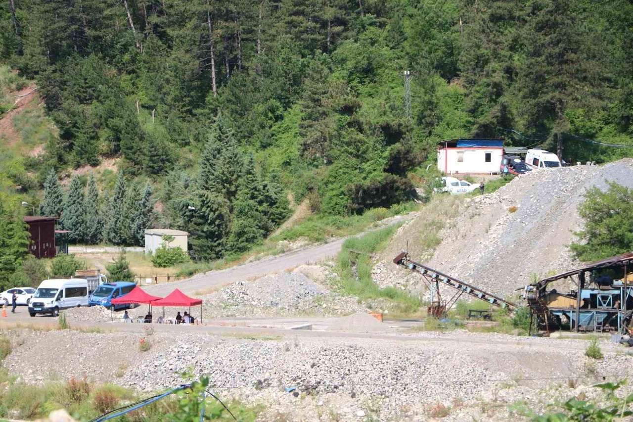 BOLU'NUN MENGEN İLÇESİNDEKİ MADEN OCAĞINDA MEYDANA GELEN GÖÇÜKTE HAYATINI KAYBEDEN İŞÇİNİN...
