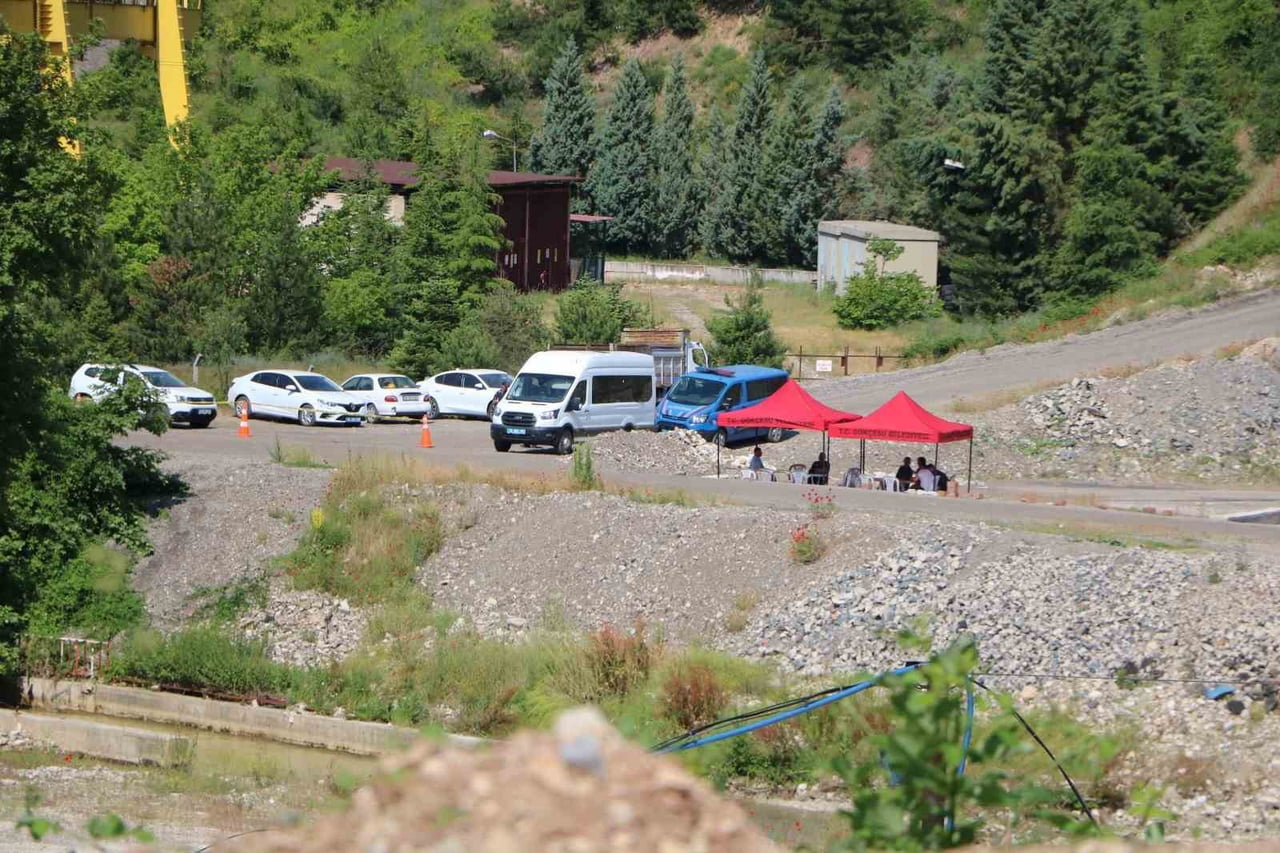 BOLU'NUN MENGEN İLÇESİNDEKİ MADEN OCAĞINDA MEYDANA GELEN GÖÇÜKTE HAYATINI KAYBEDEN İŞÇİNİN...