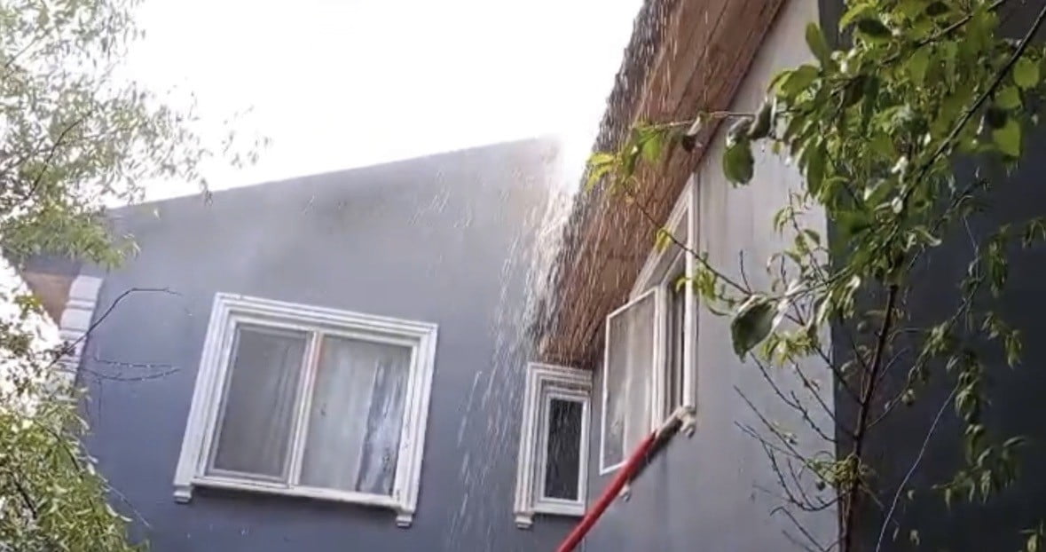 BOLU'NUN MUDURNU İLÇESİNDE 2 KATLI BİR EVİN ÇATI KATINDA ÇIKAN YANGIN, İTFAİYE EKİPLERİ VE...