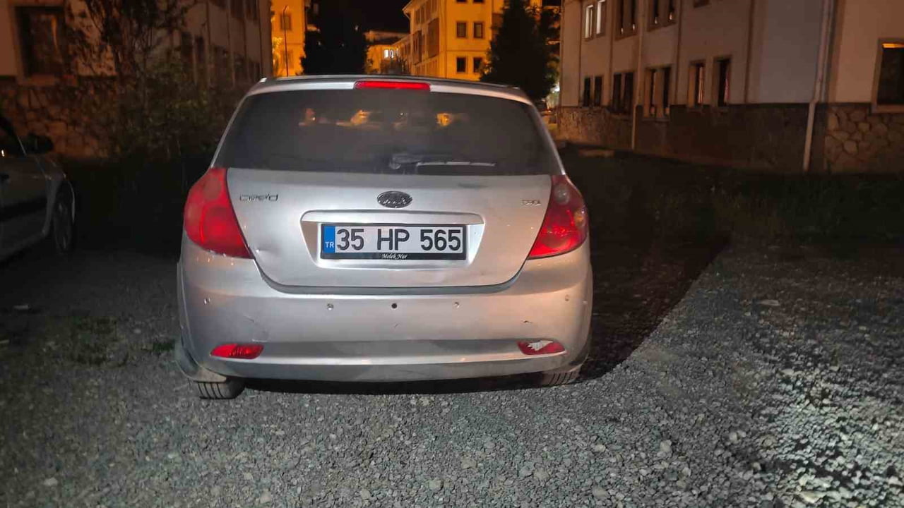BOLU'NUN MUDURNU İLÇESİNDE, KAVŞAKTAKİ YÖN LEVHASINA ÇARPTIKTAN SONRA OLAY YERİNDEN KAÇAN 1.95...