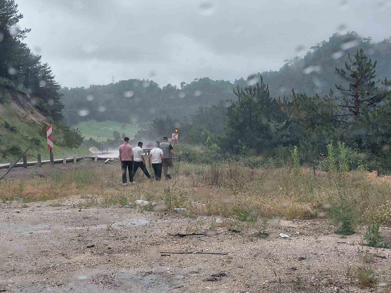 BOLU'NUN MUDURNU İLÇESİNDE VİRAJA HIZLI GİRDİĞİ İDDİA EDİLEN HAFİF TİCARİ ARACIN YOLDAN ÇIKMASI...