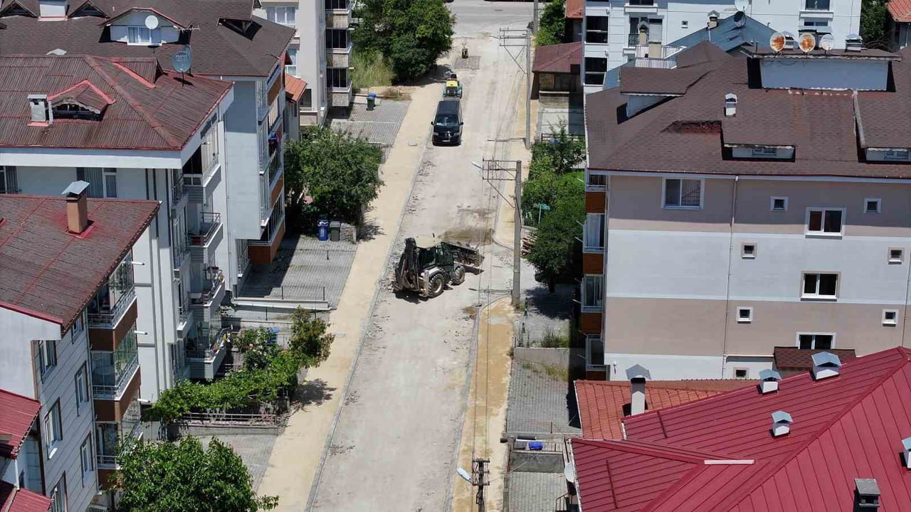 BOLU BELEDİYESİ FEN İŞLERİ İLE PARK VE BAHÇELER MÜDÜRLÜĞÜ EKİPLERİ, KENT GENELİNDE BAŞLATILAN...