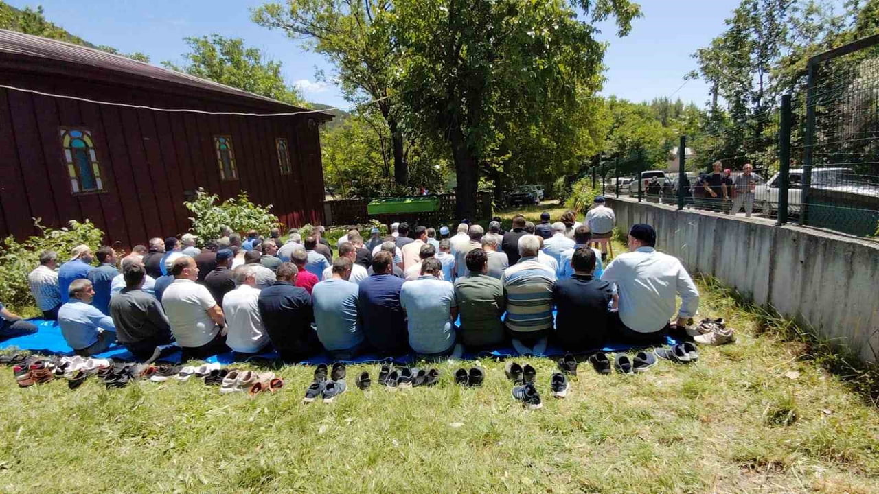 BOLU’DA ARIZALANAN ATV’Yİ EMNİYET ŞERİDİNDE TAMİR ETMEYE ÇALIŞIRKEN OTOMOBİLİN ÇARPMASI SONUCU...