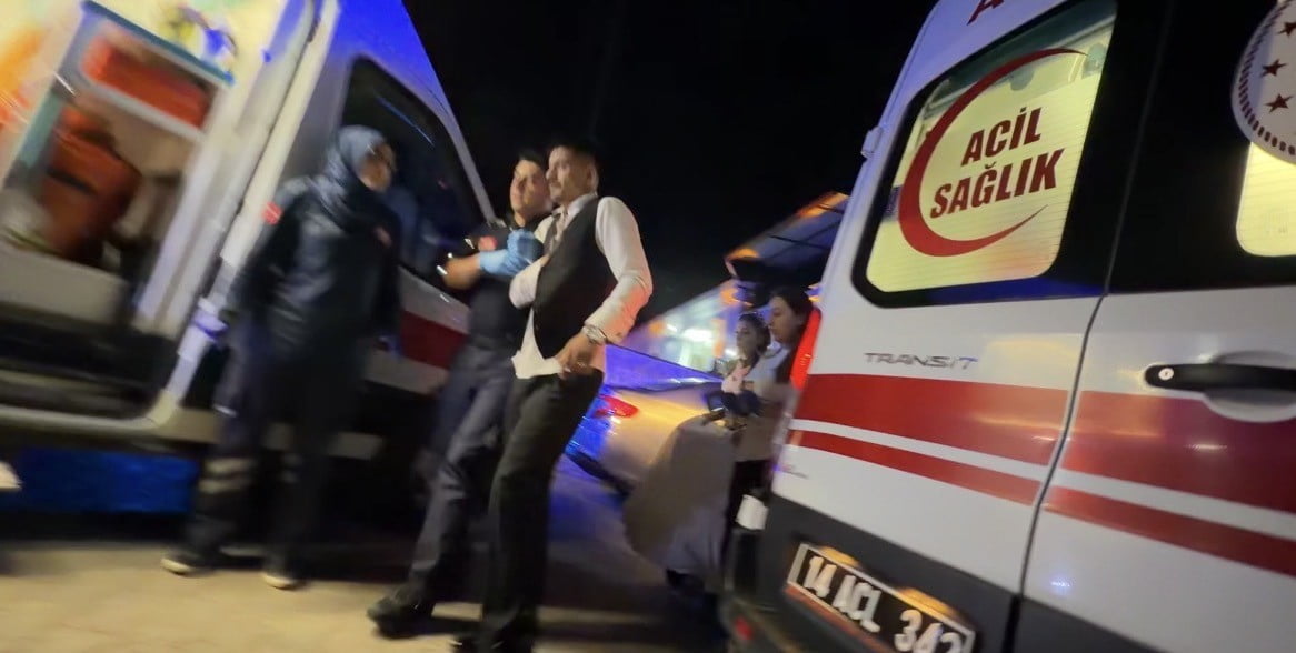 BOLU’DA BİR DÜĞÜN SALONUNDA GELİN VE DAMAT YAKINLARI ARASINDA ÇIKAN TEKMELERİN VE YUMRULARIN...