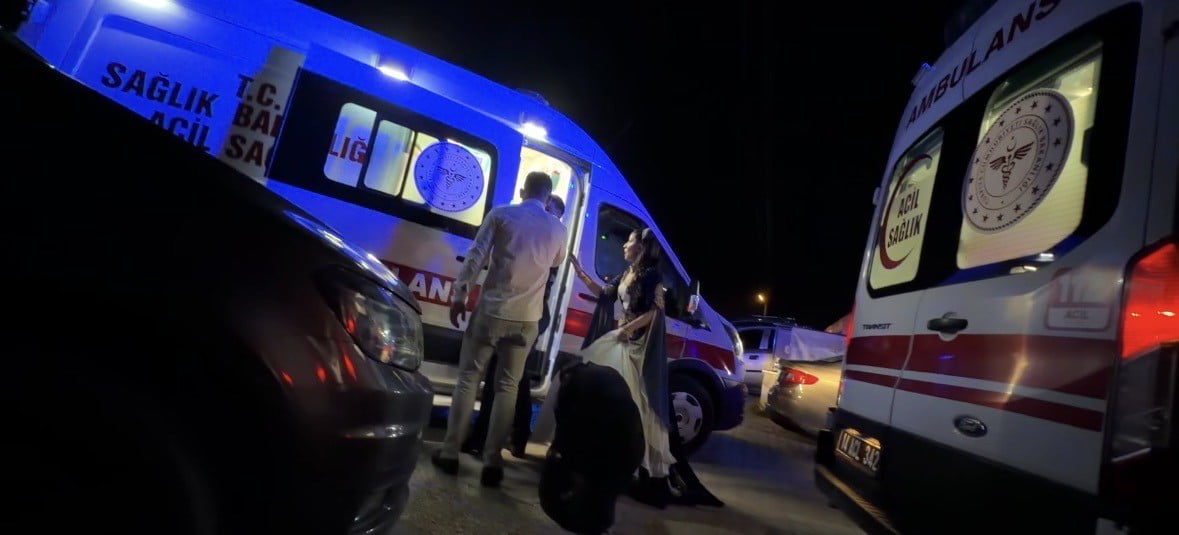 BOLU’DA BİR DÜĞÜN SALONUNDA GELİN VE DAMAT YAKINLARI ARASINDA ÇIKAN TEKMELERİN VE YUMRULARIN...