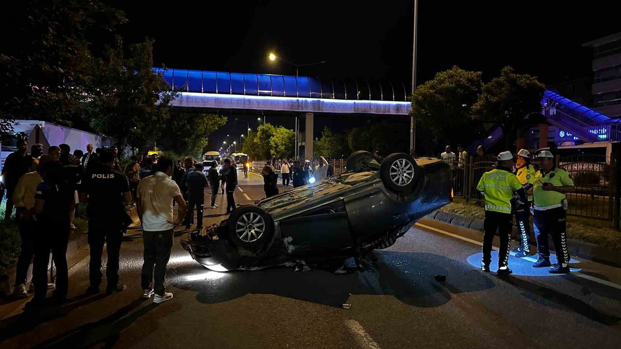 BOLU’DA D-100 KARA YOLUNDA KONTROLDEN ÇIKARAK ORTA REFÜJE ÇARPAN OTOMOBİL, TAKLA ATTI. ARAÇTA...