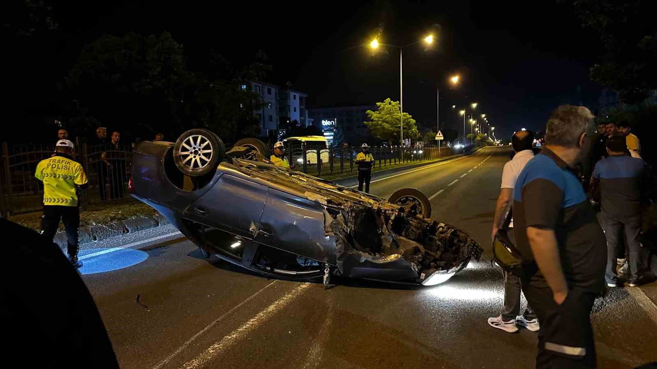 BOLU’DA D-100 KARA YOLUNDA KONTROLDEN ÇIKARAK ORTA REFÜJE ÇARPAN OTOMOBİL, TAKLA ATTI. ARAÇTA...