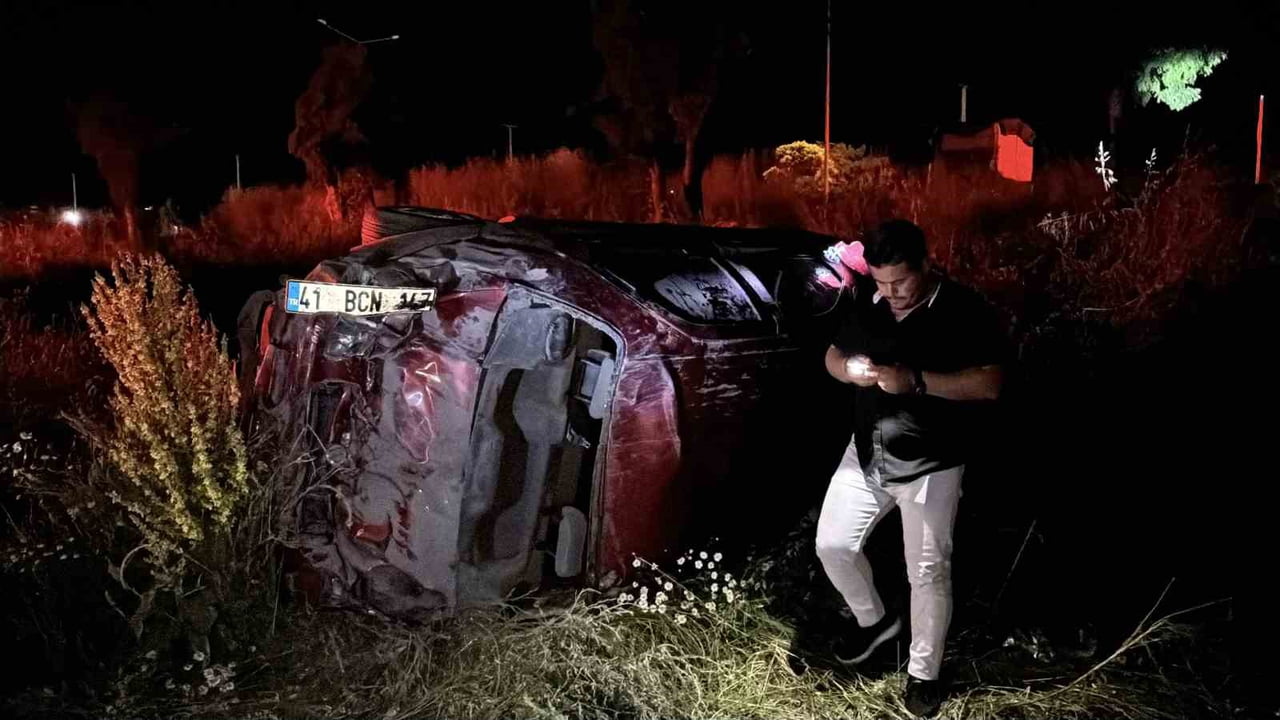 BOLU’DA D-100 KARA YOLUNDA SÜRÜCÜSÜNÜN KONTROLÜNDEN ÇIKARAK YOL KENARINDAKİ ÇİMENLİK ALANA UÇUP...