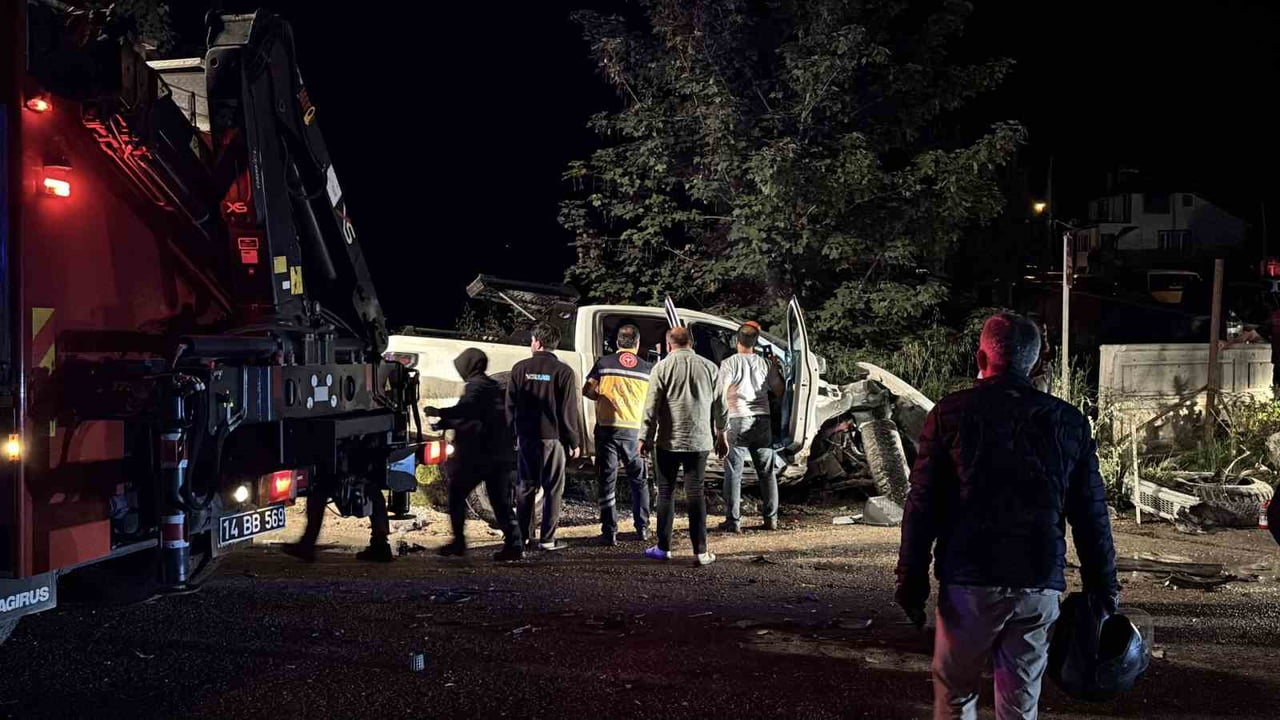 BOLU’DA D-100 KARA YOLUNDA YAN YOLDAN ÇIKAN HAFRİYAT TIRININ DORSESİNE ÇARPAN LÜKS PİKAP HURDAYA...