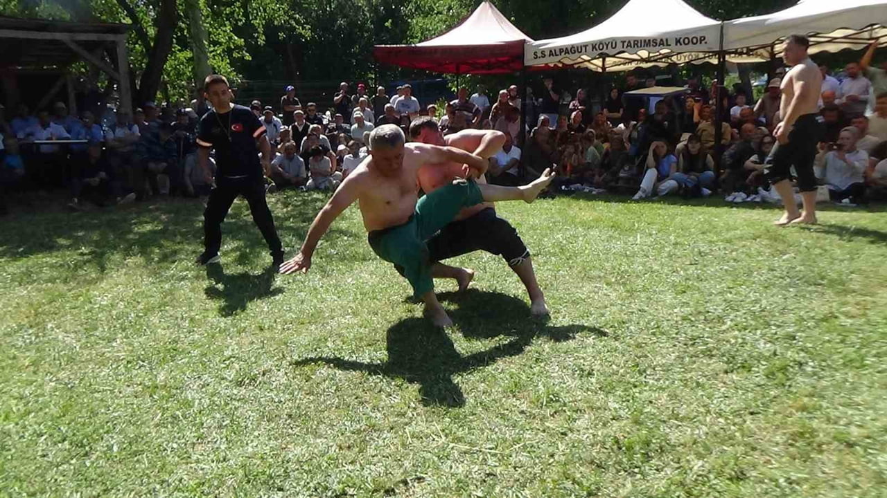BOLU’DA DÜZENLENEN GELENEKSEL HACET BAYRAMI ETKİNLİKLERİNDEKİ KARAKUCAK GÜREŞLERİNDE BACAĞINA...