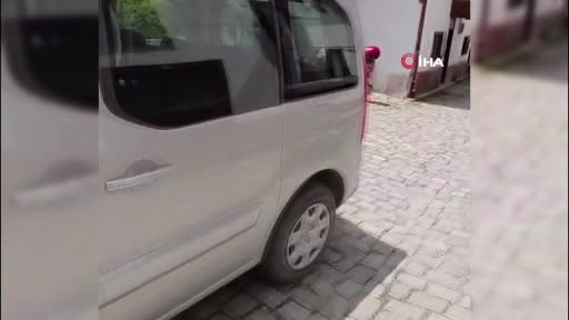 Bolu’da hatalı park çilesi: Ambulans sokağa giremeyince sağlık ekipleri hastaya yürümek zorunda...