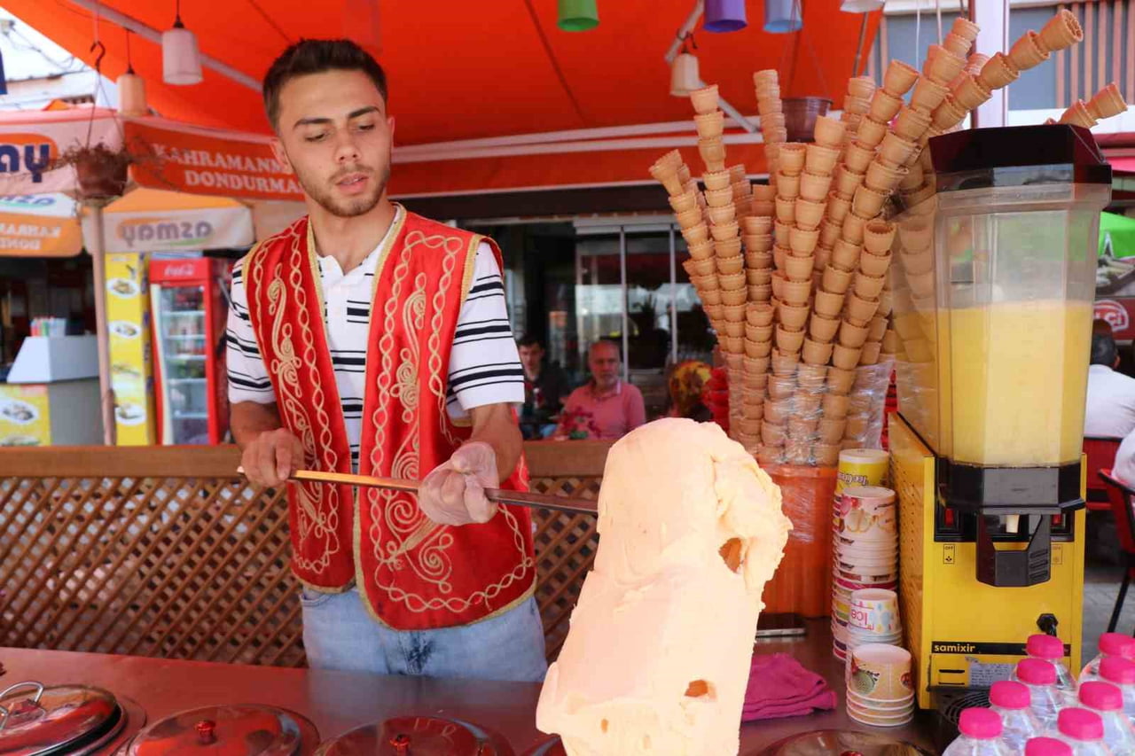 BOLU’DA HAVA SICAKLIKLARININ ANİDEN YÜKSELMESİYLE BİRLİKTE VATANDAŞLAR SERİNLEMEK İÇİN...
