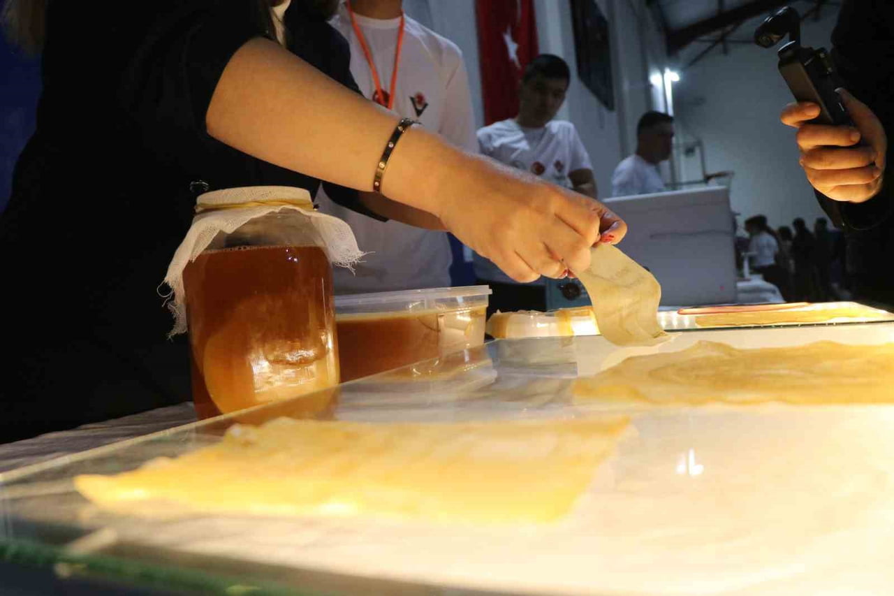 BOLU’DA MESLEK LİSESİ ÖĞRENCİLERİ, KOMBUCHA MANTARINDAN YÜZDE 100 BİYOBOZUNUR ÖZELLİK TAŞIYAN...