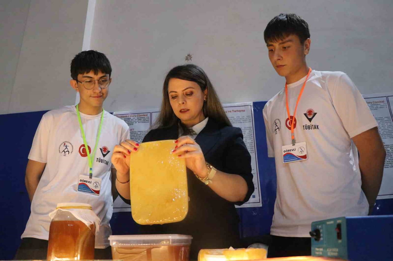 BOLU’DA MESLEK LİSESİ ÖĞRENCİLERİ, KOMBUCHA MANTARINDAN YÜZDE 100 BİYOBOZUNUR ÖZELLİK TAŞIYAN...