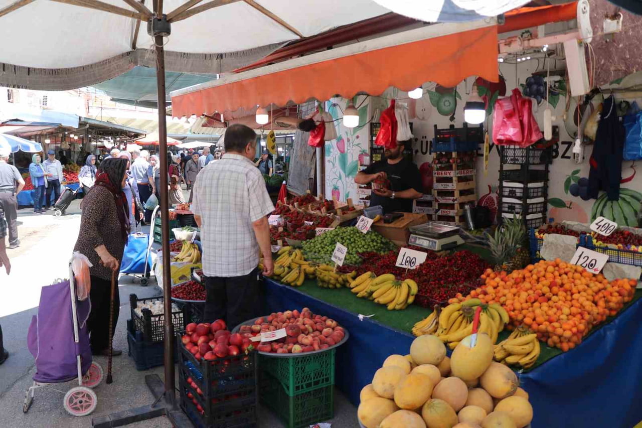 BOLU’DA PAZAR TEZGAHLARINDA ÇEŞİTLİ YAZ MEYVELERİ YERİNİ ALDI. PAZARCI ESNAFI, YAZ MEYVELERİNİN...