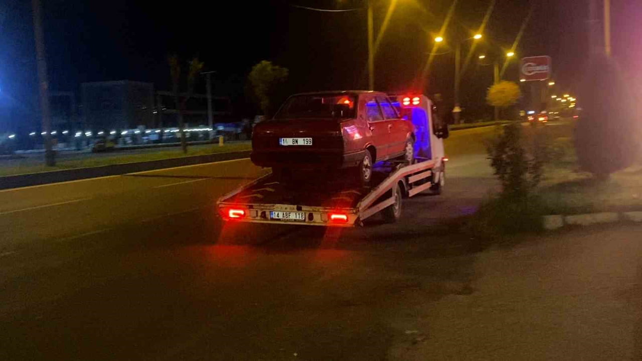 BOLU’DA POLİS EKİPLERİNİN ‘DUR’ İHTARINA UYMAYARAK 2 KİLOMETRE KAÇAN SÜRÜCÜ İZİNİ KAYBETTİRDİ....