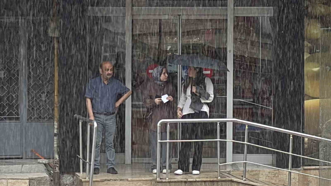 BOLU’DA SABAHIN ERKEN SAATLERİNDE BAŞLAYAN YAĞIŞ, KENT GENELİNDE ETKİLİ OLMAYA DEVAM EDİYOR....