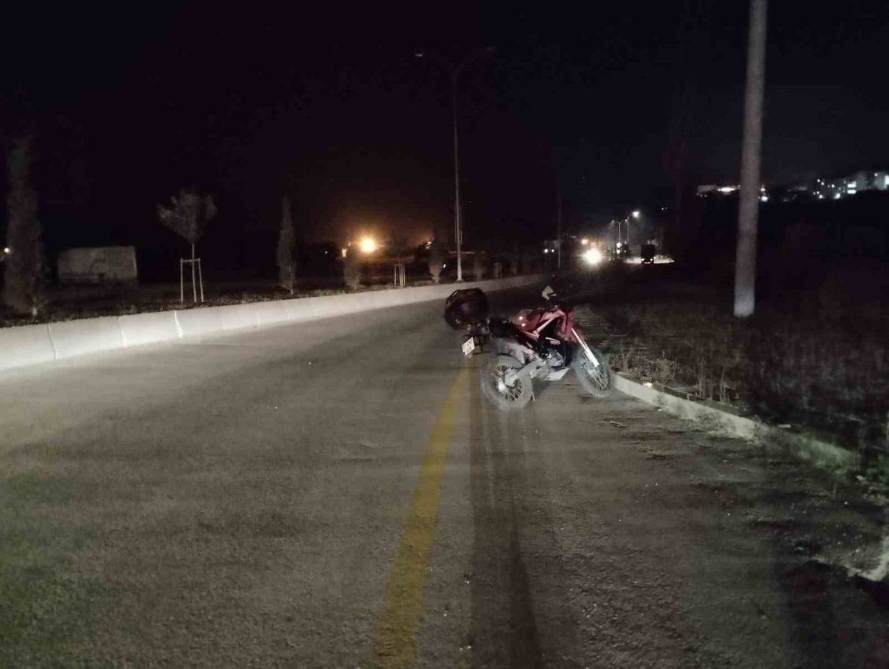 BOLU’DA SÜRÜCÜSÜNÜN DİREKSİYON HAKİMİYETİNİ KAYBETTİĞİ MOTOSİKLETİN KALDIRIM TAŞINA ÇARPIP...