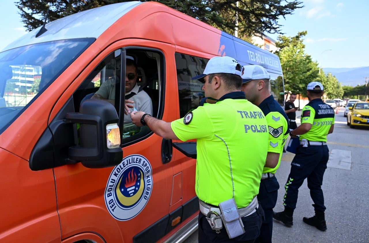 BOLU’DA TRAFİK POLİSİ, TRAFİK JANDARMASI VE TRAFİK ZABITASI EKİPLERİNCE OKUL SERVİS ARAÇLARINA...