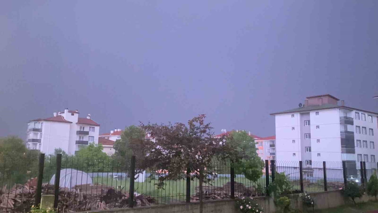 BOLU’DA YAZ AYINDA ETKİLİ OLAN SAĞANAK YAĞIŞLA BİRLİKTE GÖKYÜZÜNÜ AYDINLATAN ŞİMŞEKLER, GÖRSEL...