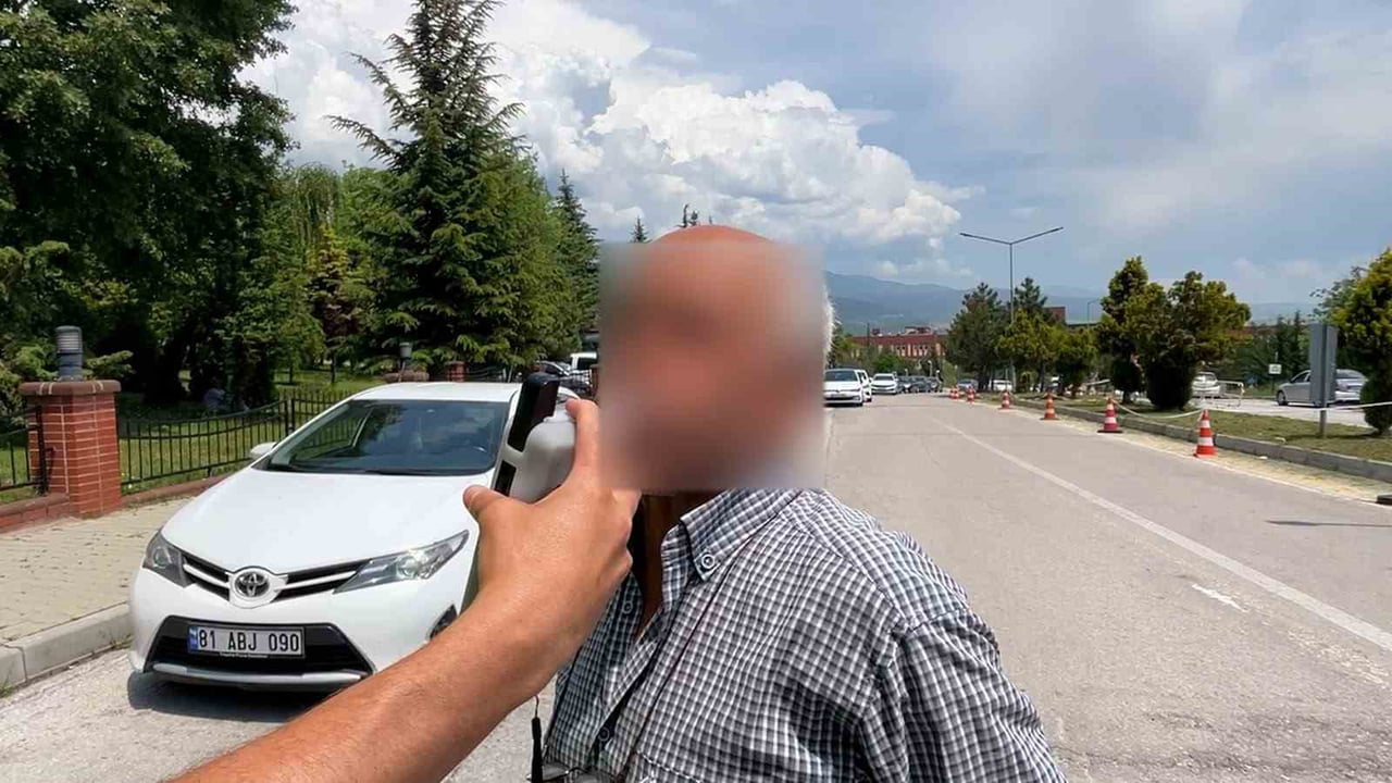 BOLU’DA YOKUŞTA KALKIŞ YAPMAK İSTEYEN SÜRÜCÜ KONTROLÜNÜ KAYBEDİNCE ARKASINDAKİ OTOMOBİLE 3 KEZ...