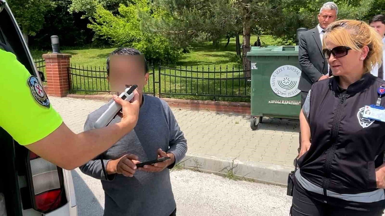 BOLU’DA YOKUŞTA KALKIŞ YAPMAK İSTEYEN SÜRÜCÜ KONTROLÜNÜ KAYBEDİNCE ARKASINDAKİ OTOMOBİLE 3 KEZ...