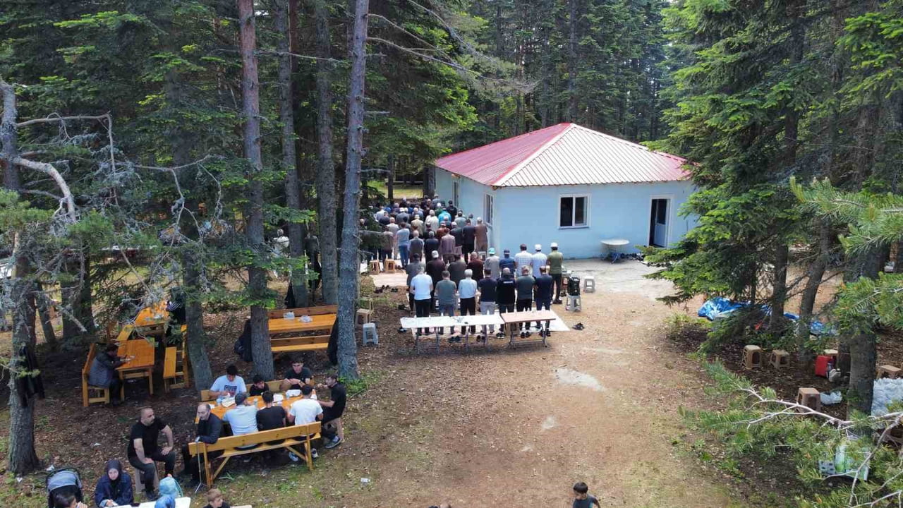 BOLU’NUN MUDURNU İLÇESİNE BAĞLI ÇAMYURDU KÖYÜ YAYLASINDA YAPIMI TAMAMLANAN SARI DEDE TÜRBESİ...