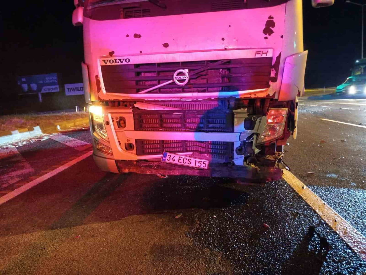 BOLU’NUN YENİÇAĞA İLÇESİNDE D-100 KARA YOLUNDA TIRIN OTOMOBİLE ARKADAN ÇARPMASI SONUCU MEYDANA...