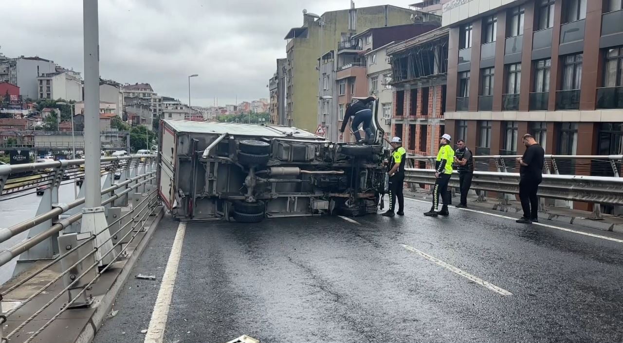 BOMONTİ-DOLMABAHÇE TÜNELİ’NİN BOMONTİ ÇIKIŞINDA KONTROLDEN ÇIKAN KAMYONET BARİYERLERE ÇARPARAK...
