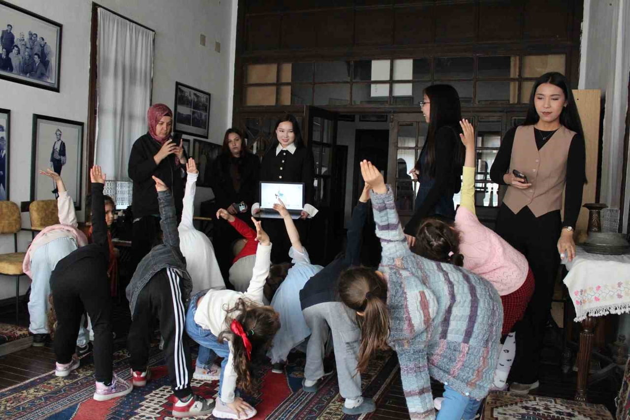 BOR HALK KÜTÜPHANESİ 56 ÖĞRETMEN ADAYINDAN 19 FARKLI ETKİNLİK