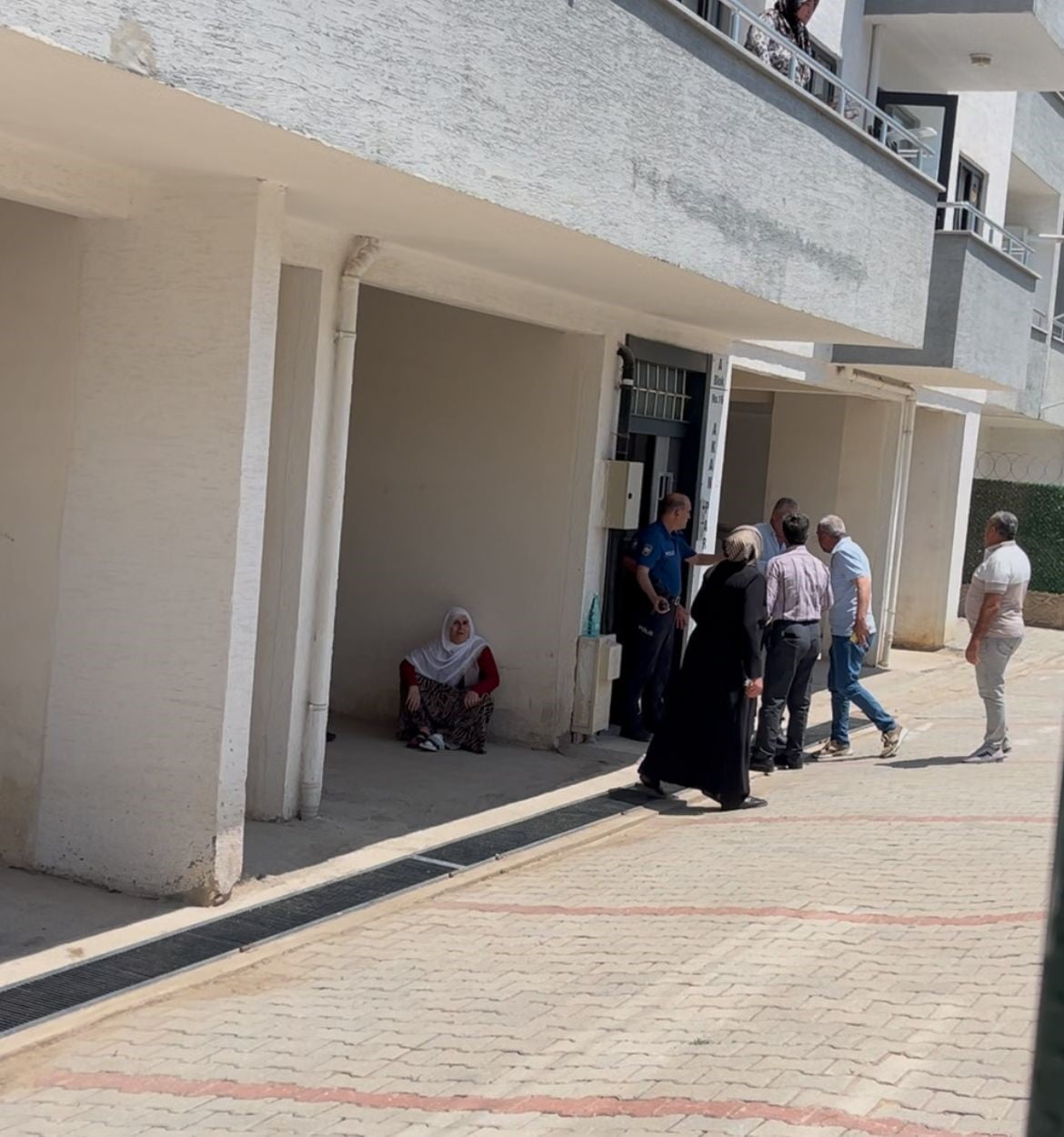 ‘BOŞANMAK İSTİYORUM’ DEDİ 10 YAŞINDAKİ ÇOCUĞUNUN YANINDA DEFALARCA BIÇAKLANARAK...