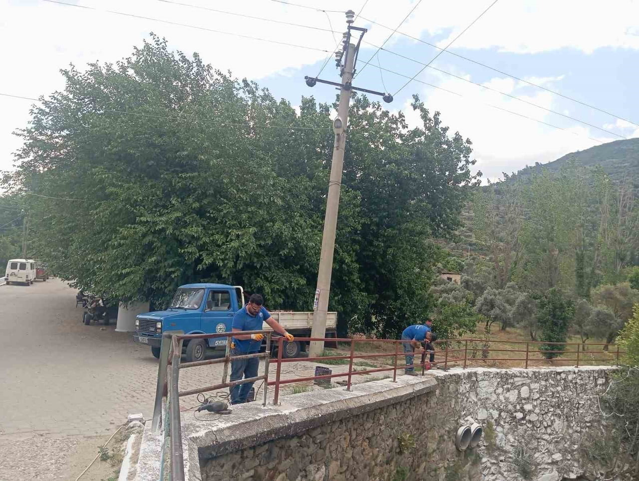 BOZDOĞAN BELEDİYESİ’NDEN KAZANDERE’DE KORKULUK VE TEL ÖRGÜ ÇALIŞMASI