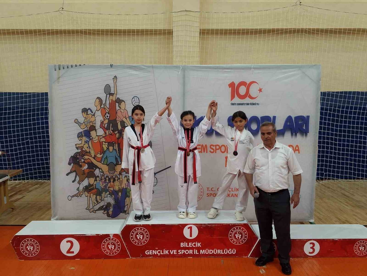 BOZÜYÜKLÜ TAEKWONDOCULAR OKUL SPORLARINDA BAŞARILARIYLA GÖZ DOLDURDU