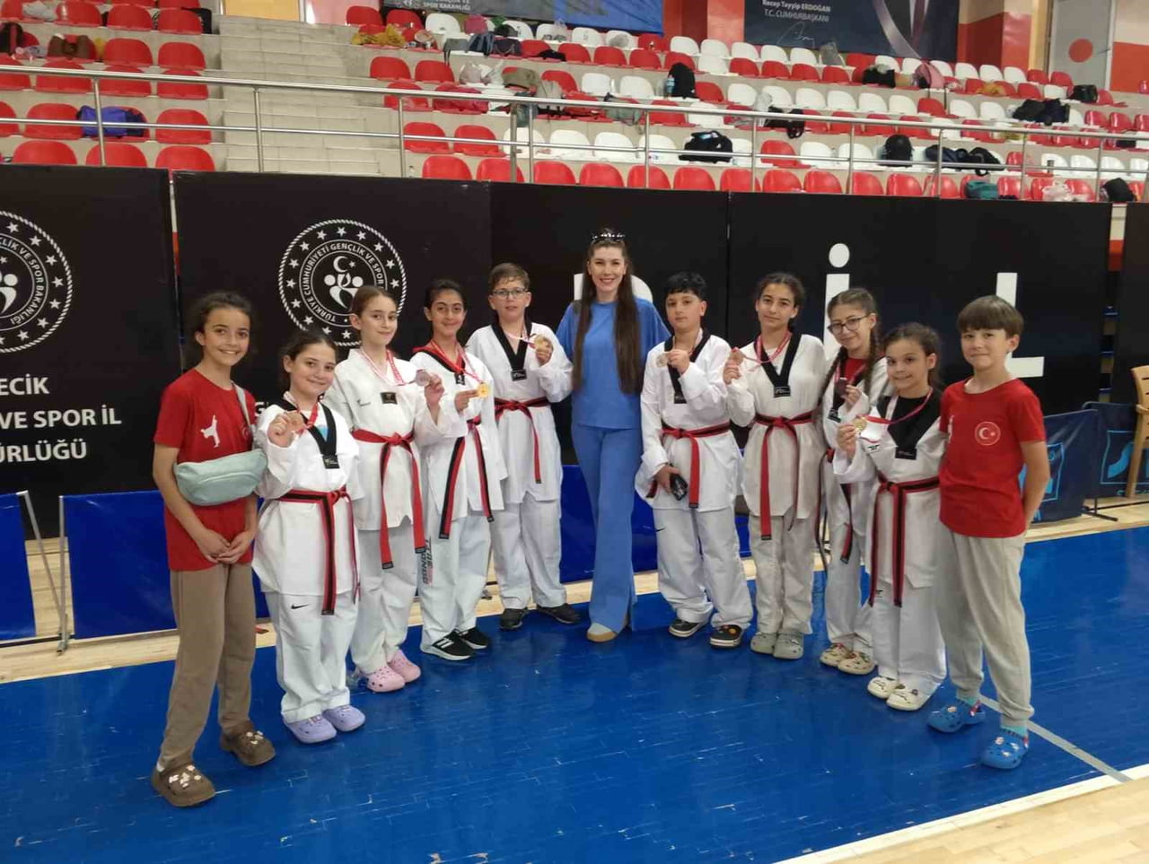 BOZÜYÜKLÜ TAEKWONDOCULAR OKUL SPORLARINDA BAŞARILARIYLA GÖZ DOLDURDU