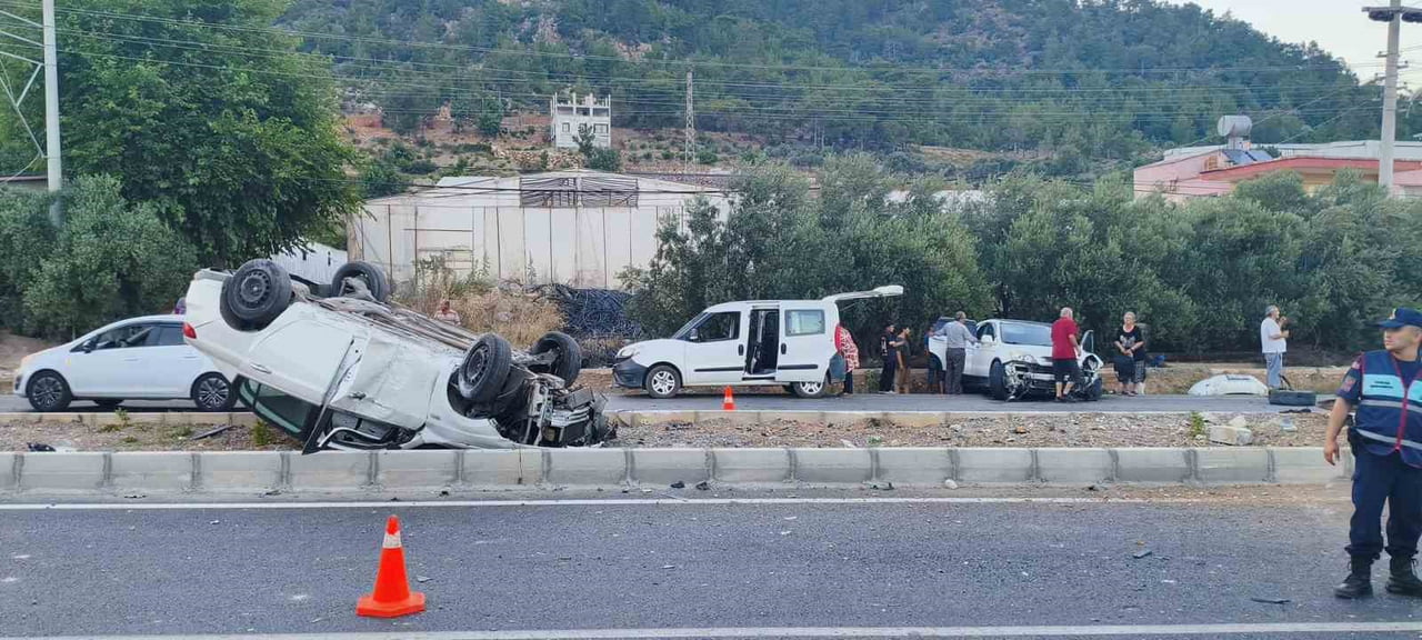 BOZYAZI İLÇESİNDE İKİ OTOMOBİLİN ÇARPIŞMASI SONUCU MEYDANA GELEN TRAFİK KAZASINDA 2 KİŞİ...