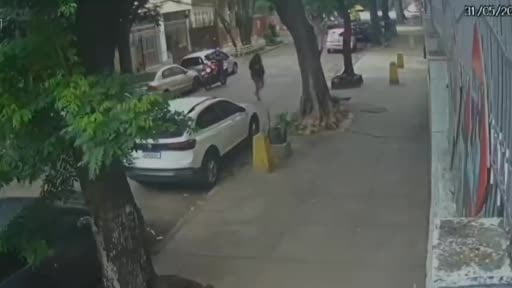 Brezilya’da kaldırımda yürüyen kadın, rögar kapağı sabit olmayan kanalizasyona düştü. Rögar kapağı...