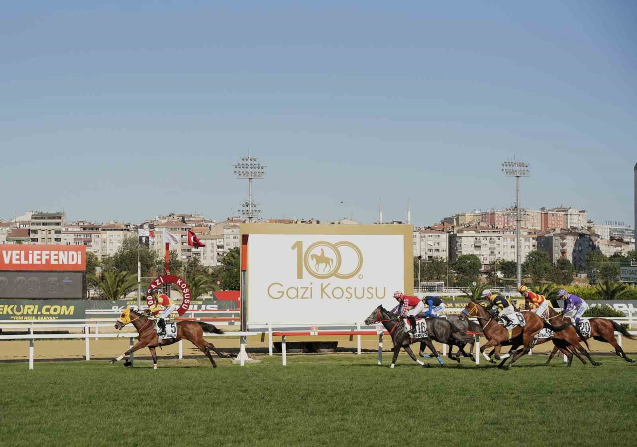 BU YIL 100.'SÜ DÜZENLENEN VE TÜRK YARIŞÇILIK TARİHİNİN DERBİSİ OLAN GAZİ KOŞUSU'NU EMRAH...