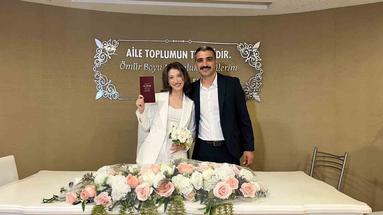 BUKET HÜNERLİ TÜRKOĞLU "ZOR BİR SÜREÇTİ BİRBİRİMİZİ BULDUĞUMUZA DA ÇOK MUTLUYUZ. TARİHİN ÖNEMİ;...