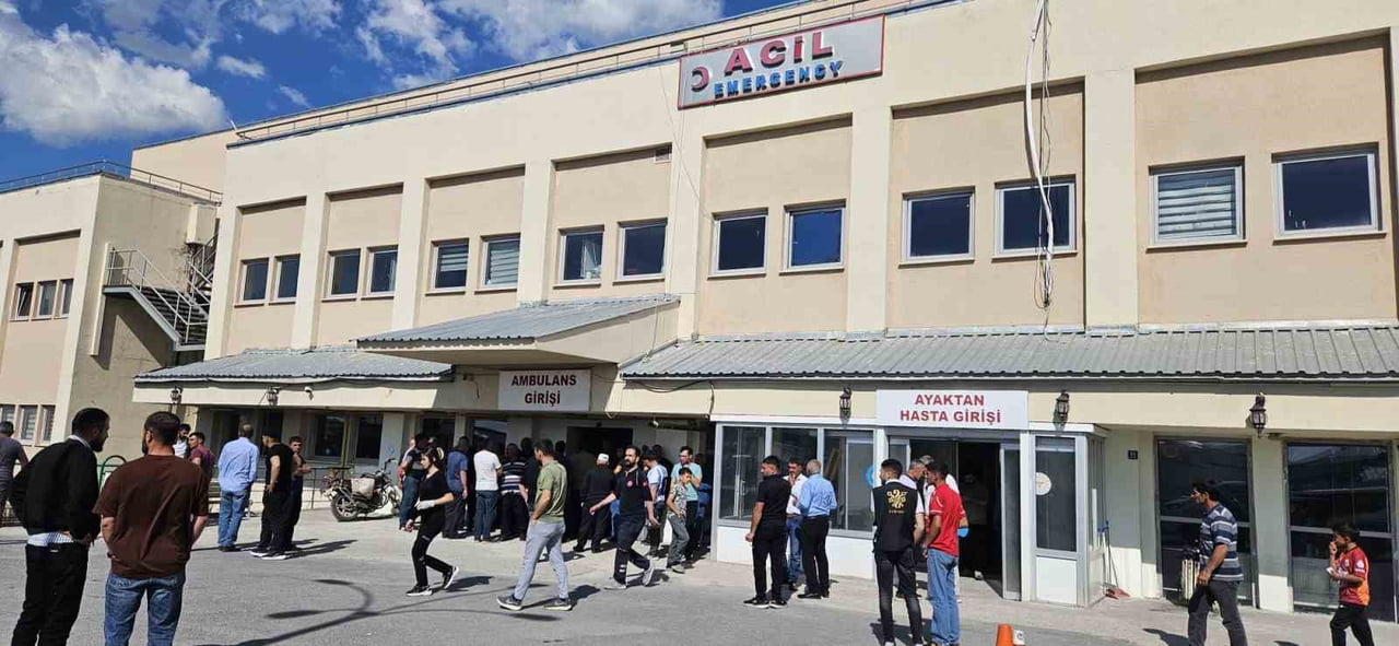 BULANIK'TA MİNİBÜS İLE MOTOSİKLET ÇARPIŞTI: 1 ÖLÜ, 1 AĞIR YARALI