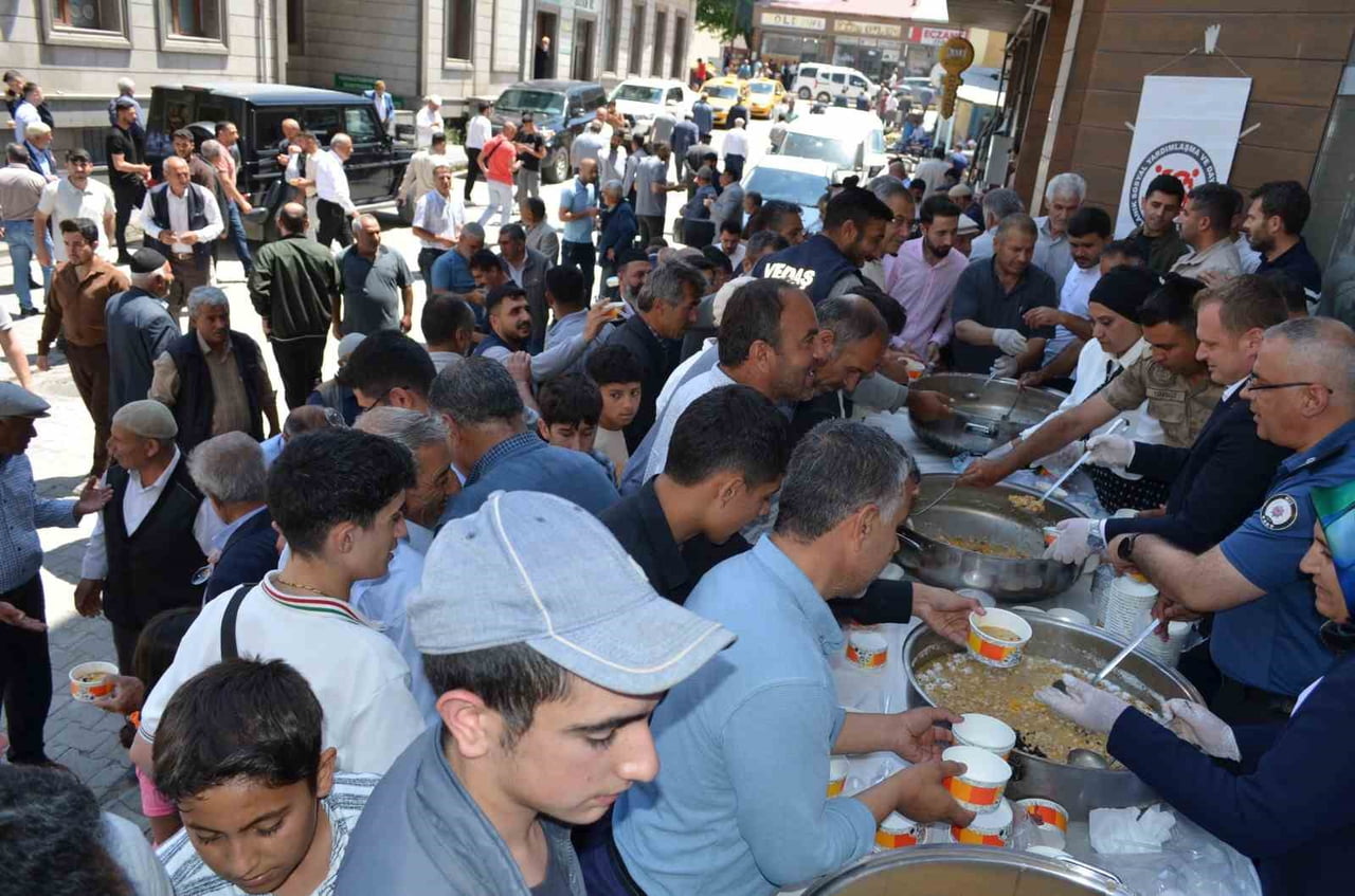 BULANIK İLÇESİNDE MUHARREM AYI DOLAYISIYLA YAKLAŞIK 5 BİN KİŞİYE AŞURE DAĞITILDI.