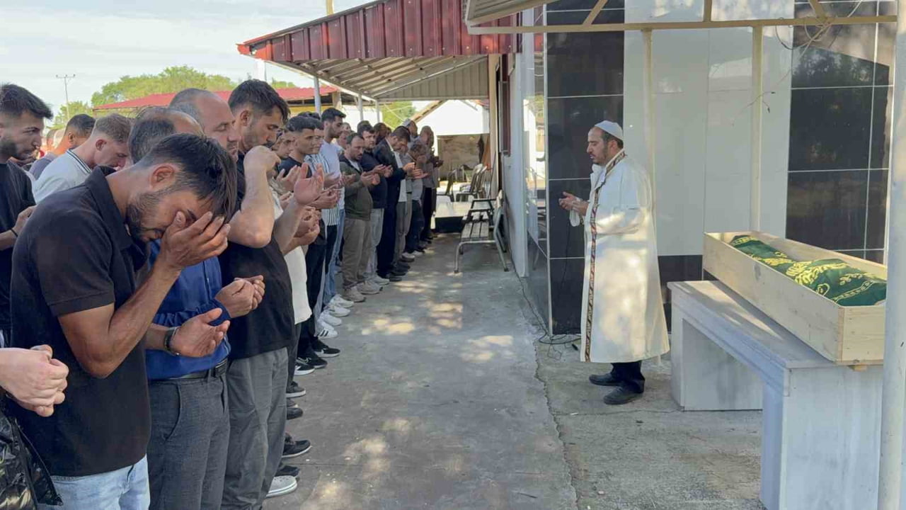 BURAK KIRIKÇI İÇİN ARIKÖY MAHALLESİ’NDEKİ KÖMÜR KUYUSU CAMİİ’NDE İKİNDİ NAMAZINI MÜTEAKİP CENAZE...
