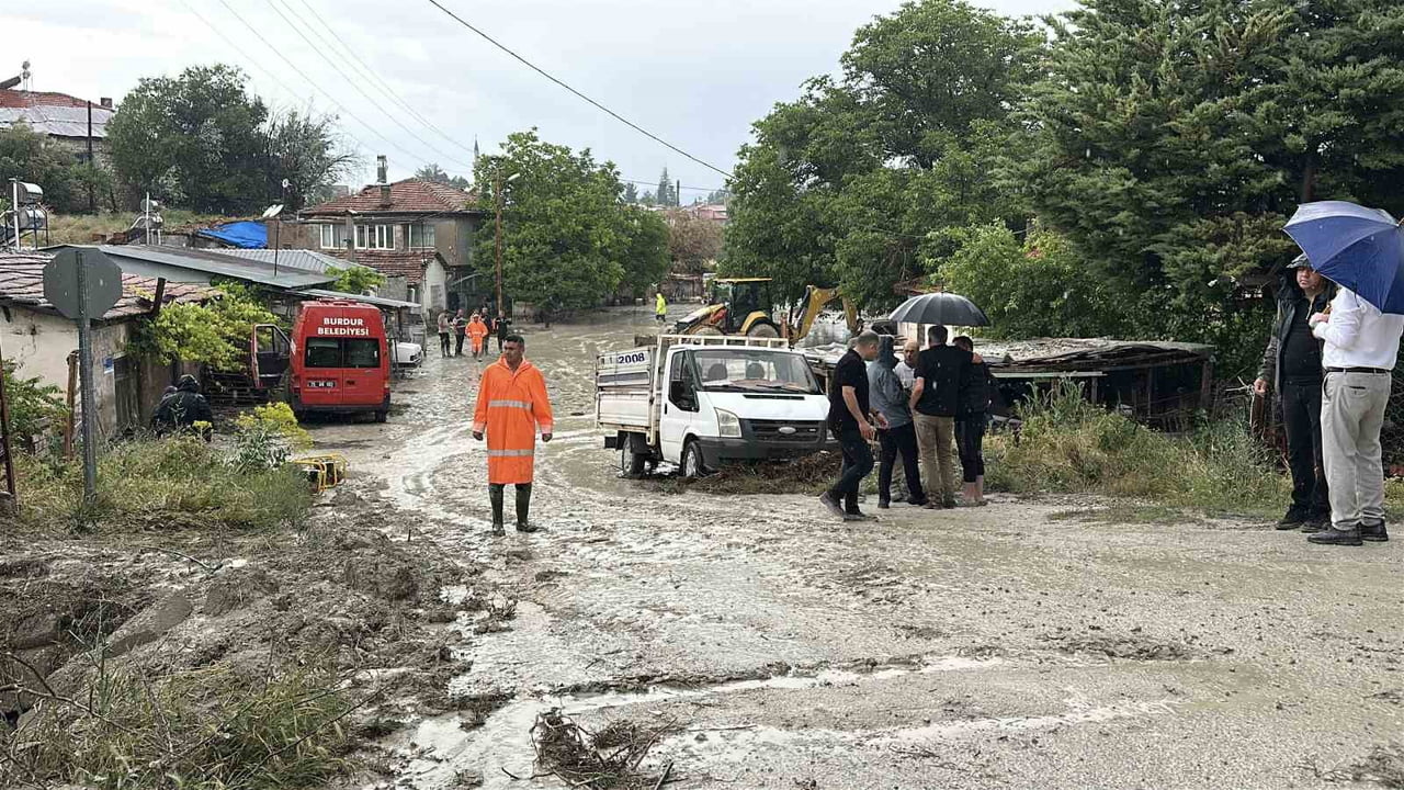 BURDUR'DA ETKİLİ OLAN SAĞANAK YAĞIŞ SONRASI MEYDANA GELEN SEL VE SU BASKINLARI, BAZI EVLERİ SU...