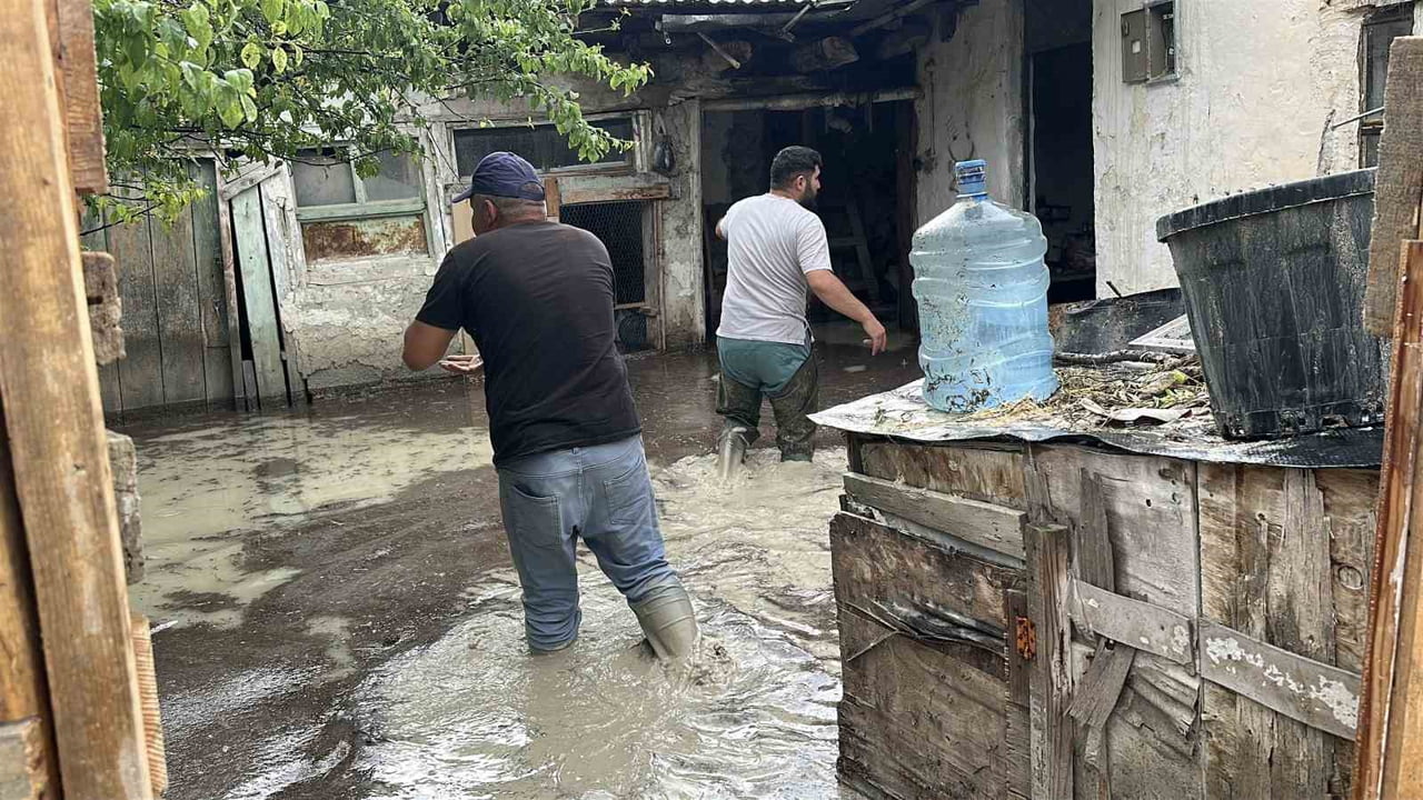 BURDUR'DA ETKİLİ OLAN SAĞANAK YAĞIŞ SONRASI MEYDANA GELEN SEL VE SU BASKINLARI, BAZI EVLERİ SU...