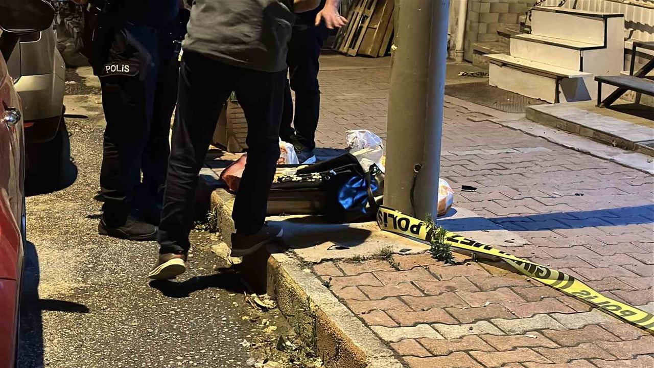 BURDUR'DA İL EMNİYET MÜDÜRLÜĞÜ BİNASININ DA BULUNDUĞU CUMHURİYET CADDESİ'NE BIRAKILAN SAHİPSİZ...