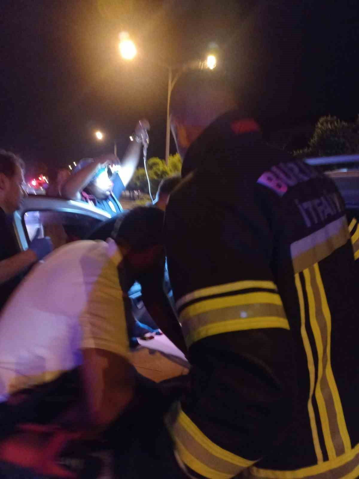 BURDUR'DA KAVŞAKTA HAFİF TİCARİ ARAÇ İLE OTOBÜSÜN ÇARPIŞMASI SONUCU MEYDANA GELEN TRAFİK KAZASINDA...